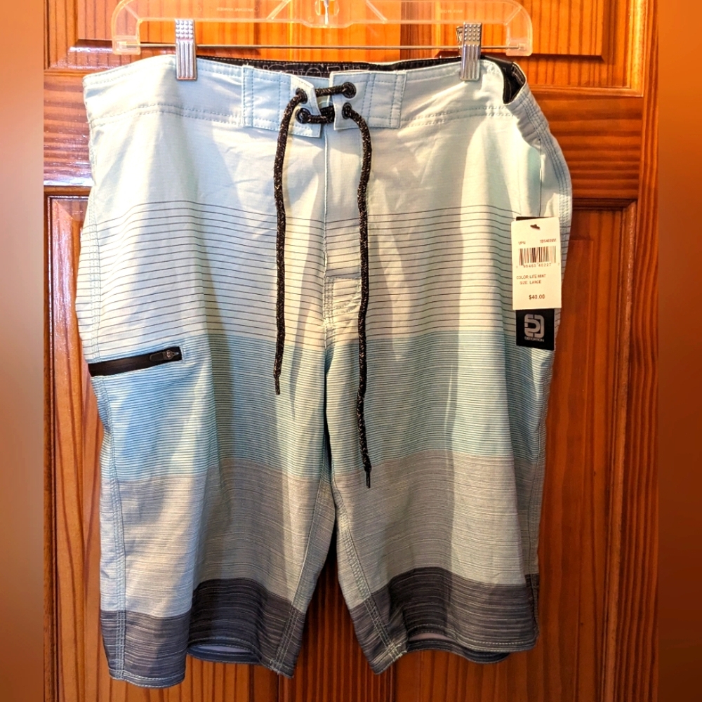 🆕 Distortion shorts, size large ,NEW with tags